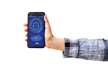 Kadın, beyaz arka plana karşı modern akıllı telefonda sesli kitap uygulaması kullanıyor