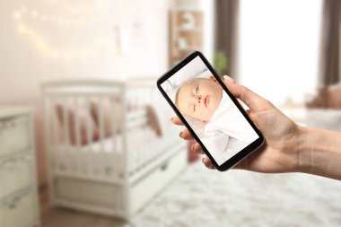 Annem evde bebek telsizi olarak modern cep telefonunu kullanıyor.