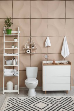 Modern banyonun iç mimarisi.