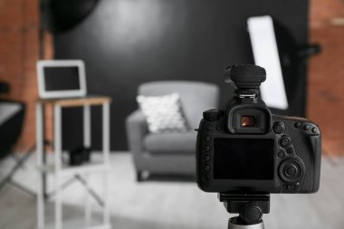 Modern fotoğraf stüdyosunda üç ayaklı profesyonel kamera.