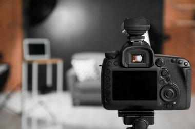 Modern fotoğraf stüdyosunda üç ayaklı profesyonel kamera.