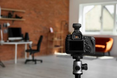 Modern fotoğraf stüdyosunda üç ayaklı profesyonel kamera.