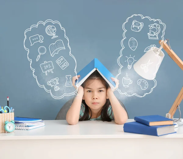 Stressé Asiatique Fille Faire Des Devoirs Table — Photo