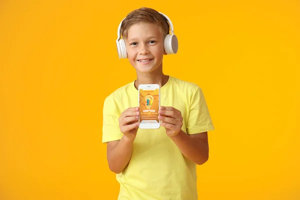 Μικρό Αγόρι Κινητό Τηλέφωνο Ακούγοντας Audiobook Στο Φόντο Χρώμα — Φωτογραφία Αρχείου