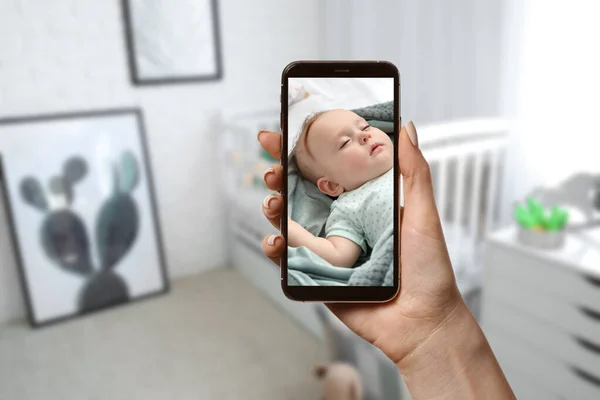 Moeder Gebruikt Moderne Mobiele Telefoon Als Babyfoon Thuis — Stockfoto