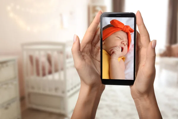 Moeder Gebruikt Moderne Mobiele Telefoon Als Babyfoon Thuis — Stockfoto