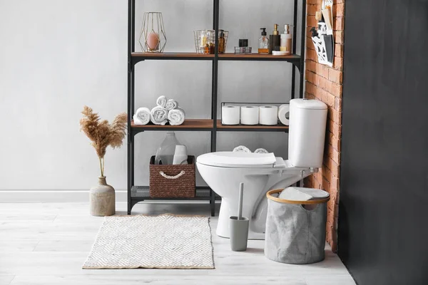 Rak Bergaya Dan Mangkuk Toilet Interior Kamar Mandi Modern — Stok Foto