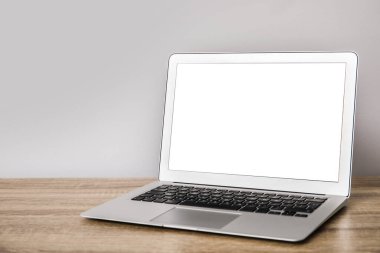 Ofisteki modern dizüstü bilgisayar