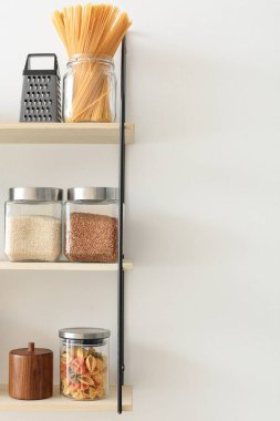 Mutfak raflarında ürünleri olan kavanozlar.