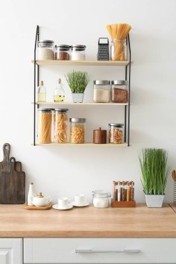 Mutfak tezgahında ürünleri olan araçlar.