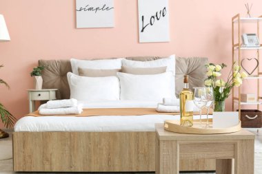 Oteldeki modern balayı odasının içi.