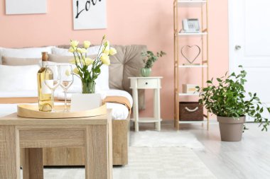 Oteldeki modern balayı odasının içi.