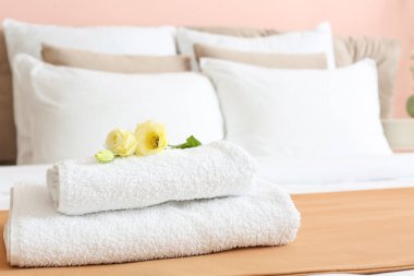 Oteldeki modern odanın içi.