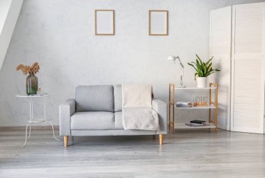 Kanepeli modern bir oda.