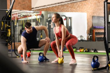 Spor salonunda antrenman yapan genç bir bayan.