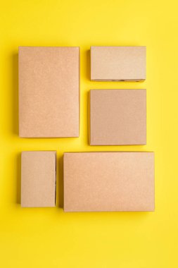 Renkli arkaplanda boş karton kutular