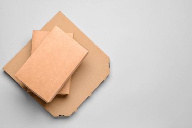 Beyaz arkaplanda boş karton kutular