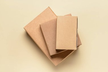 Renkli arkaplanda boş karton kutular