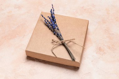 Renk arkaplanında lavanta dekoru olan boş karton kutu