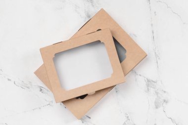 Açık arkaplanda boş karton kutular