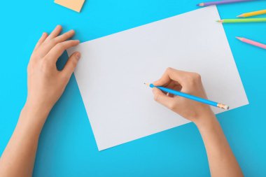 Renk arkaplanı üzerinde boş kağıdı olan kadın