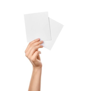Beyaz arkaplanda boş kağıdı olan kadın eli