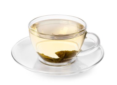 Beyaz arkaplanda bir fincan yeşil çay