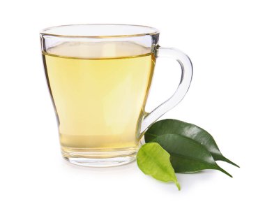 Beyaz arkaplanda bir fincan yeşil çay