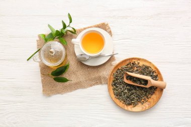 Masada yeşil çay ve kuru yapraklı kompozisyon