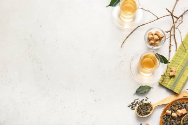 Masanın üzerinde yeşil çay bardakları olan kompozisyon