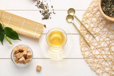 Masada bir bardak yeşil çay ile kompozisyon