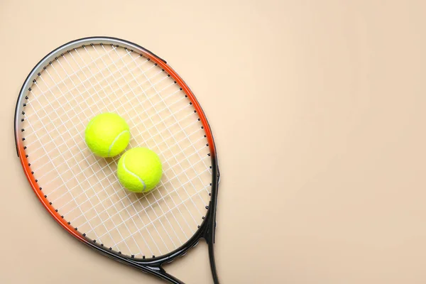 Tennisschläger Mit Bällen Auf Hellem Hintergrund — Stockfoto