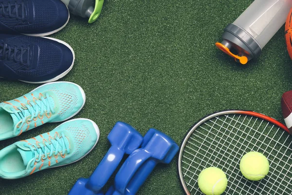 Conjunto Equipamiento Deportivo Sobre Fondo Color —  Fotos de Stock