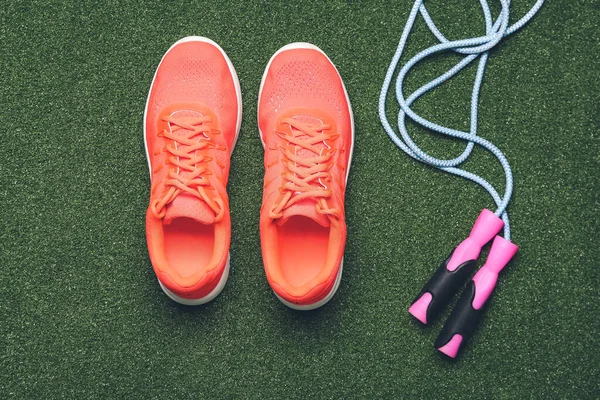 Sportive Shoes Jumping Rope Color Background — Stock Photo, Image