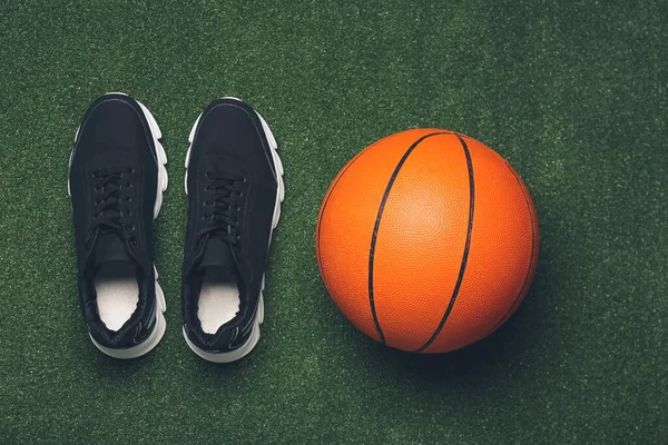 Αθλητικά Παπούτσια Και Μπάσκετ Στο Φόντο Χρώμα — Φωτογραφία Αρχείου