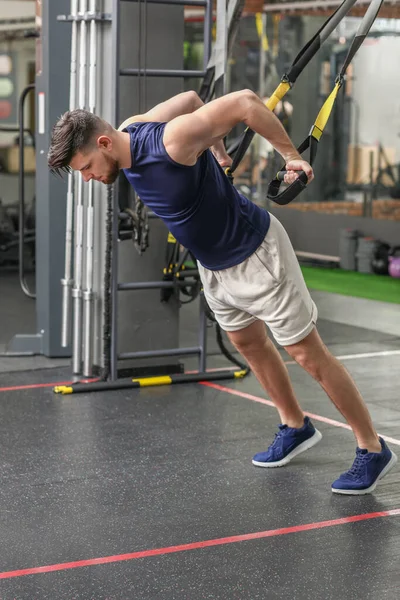 Schöner Muskulöser Mann Beim Training Mit Trx Gurten Fitnessstudio — Stockfoto