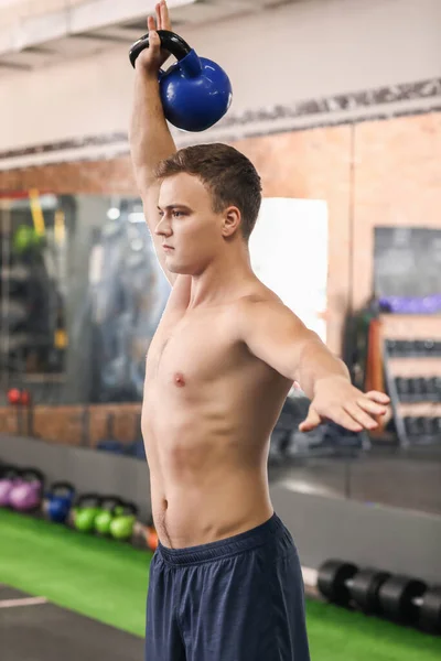 Hombre Musculoso Guapo Entrenando Gimnasio —  Fotos de Stock