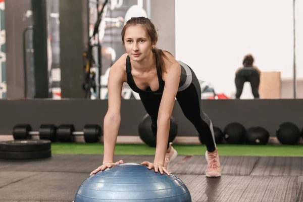 Sporty Young Woman Training Gym — Stock Photo, Image