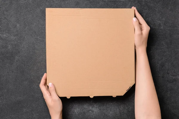 Manos Con Caja Pizza Cartón Sobre Fondo Oscuro —  Fotos de Stock