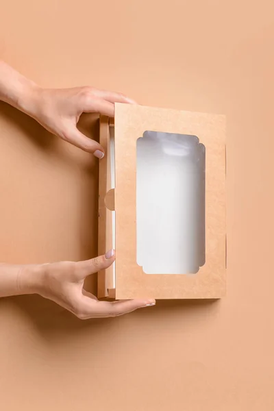 Χέρια Χάρτινο Κουτί Στο Φόντο Χρώμα — Φωτογραφία Αρχείου