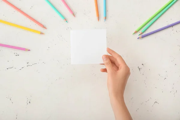 Mão Feminina Com Papel Branco Sobre Fundo Claro — Fotografia de Stock