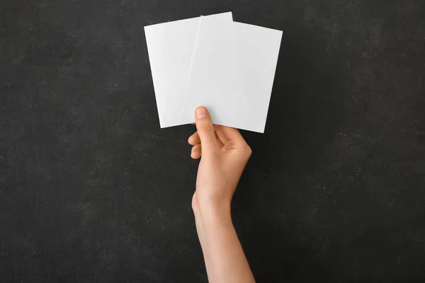 Γυναικείο Χέρι Λευκά Χαρτιά Σκούρο Φόντο — Φωτογραφία Αρχείου