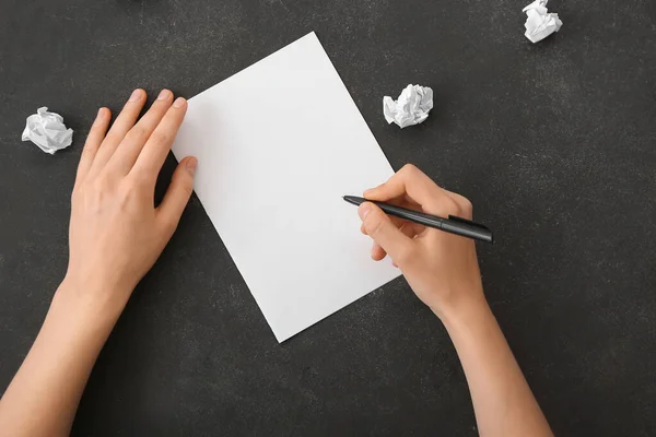 Mujer Con Papel Blanco Sobre Fondo Oscuro —  Fotos de Stock