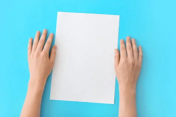 Γυναικεία Χέρια Λευκό Χαρτί Στο Φόντο Χρώμα — Φωτογραφία Αρχείου
