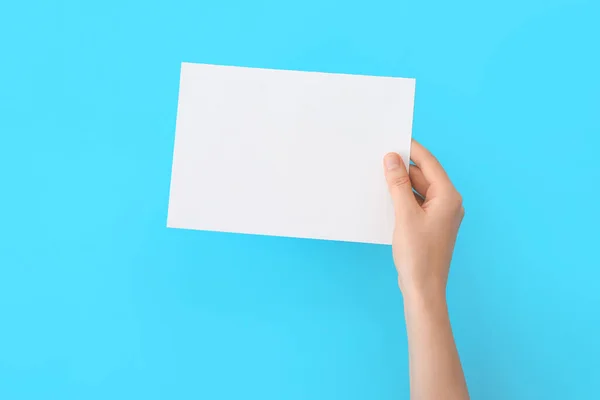 Mano Femenina Con Papel Blanco Sobre Fondo Color — Foto de Stock