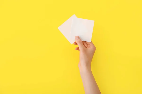 Mano Femenina Con Papeles Blanco Sobre Fondo Color — Foto de Stock