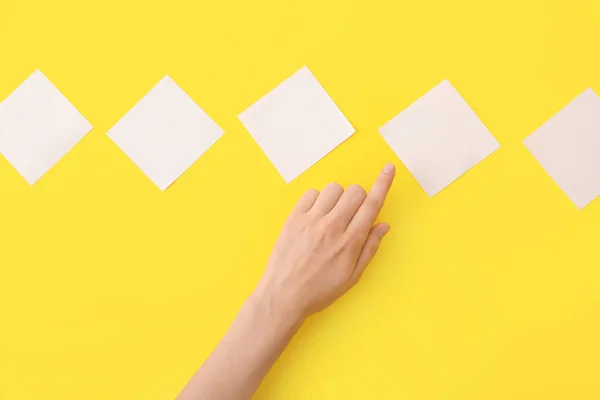 Γυναικείο Χέρι Λευκά Χαρτιά Στο Φόντο Χρώμα — Φωτογραφία Αρχείου