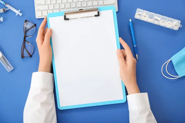 Doctora Con Portapapeles Blanco Sobre Fondo Color —  Fotos de Stock