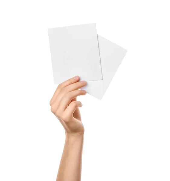 Mão Feminina Com Papel Branco Sobre Fundo Branco — Fotografia de Stock