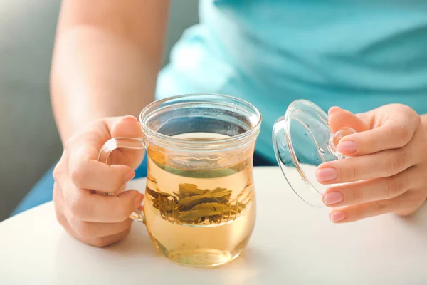 Vrouw Met Kopje Groene Thee Close — Stockfoto